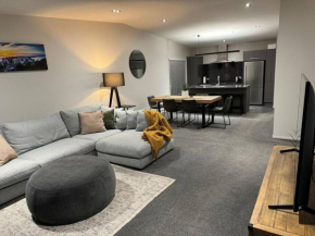 Top Floor Mount Central Apartment with Pool & Spa